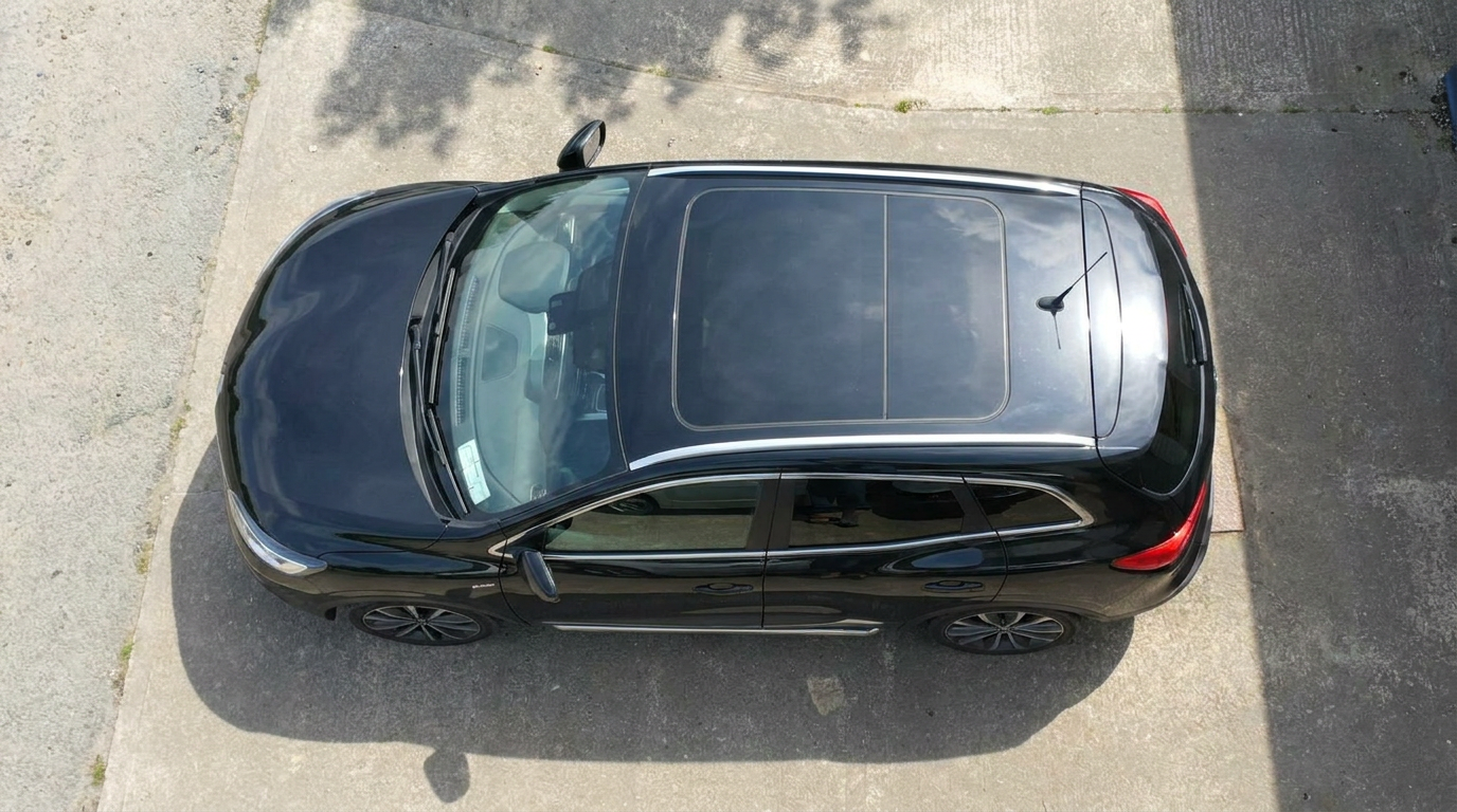 Top-down view of a black Renault Kadjar roof and panoramic glass after window tinting