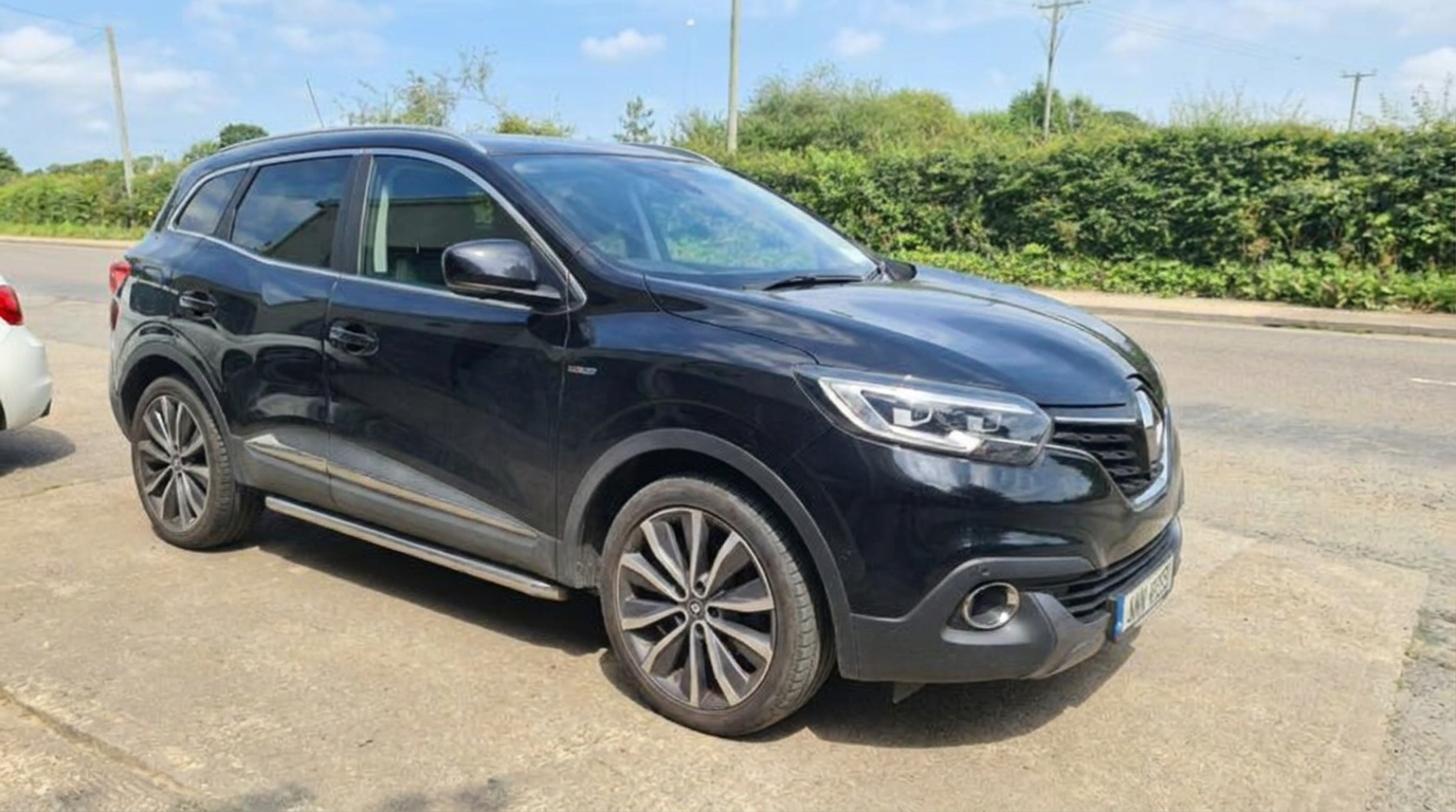 Front-right three-quarter view of a black Renault Kadjar with legal untinted front glass
